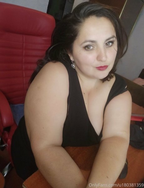 karinamoonn model top photo