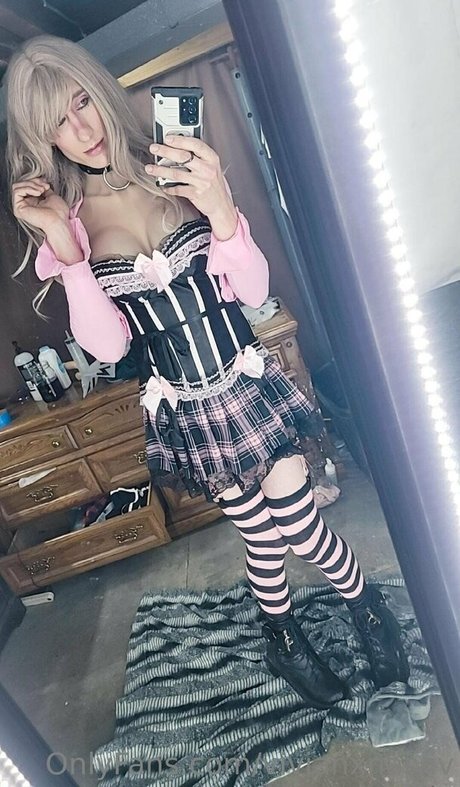 vivianxnaiviv model nude picture