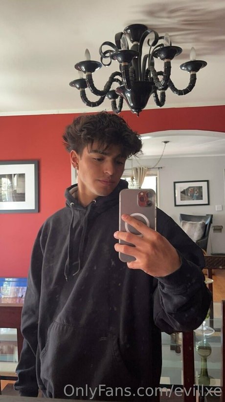 evillxe naked model photos