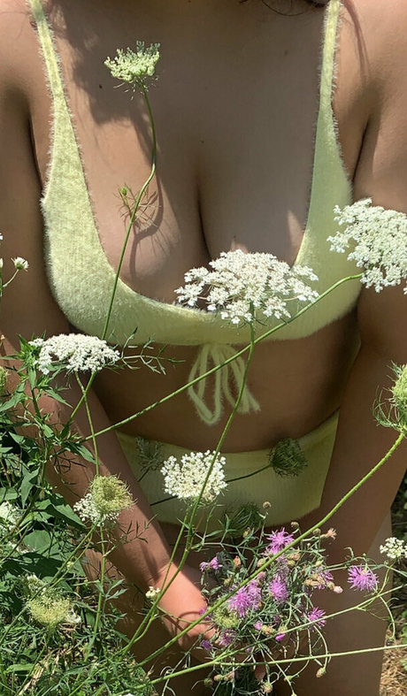 urnakedneighborr hot star image