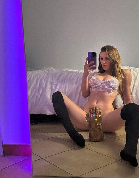 Weenzly model pretty photo