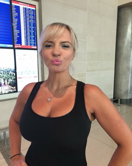 Tori Hendricz naked pornstar image