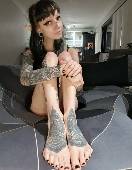 vi0let night naked model gallery