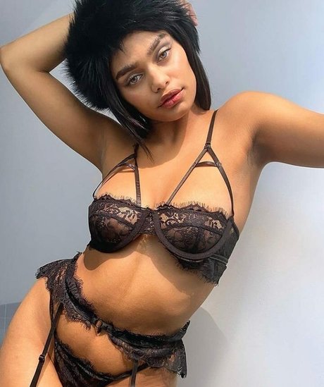 Aslayy Baugh model pornographic picture