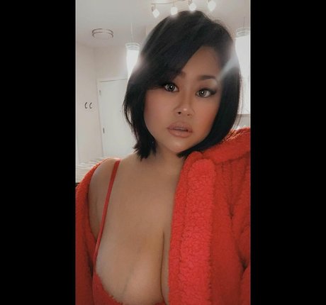 Stephanie Yum top model photo