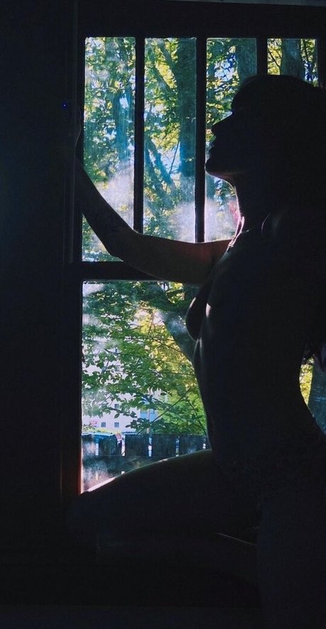 LivPixie exclusive model img