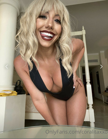Coralitaxxo hot pornstar pic