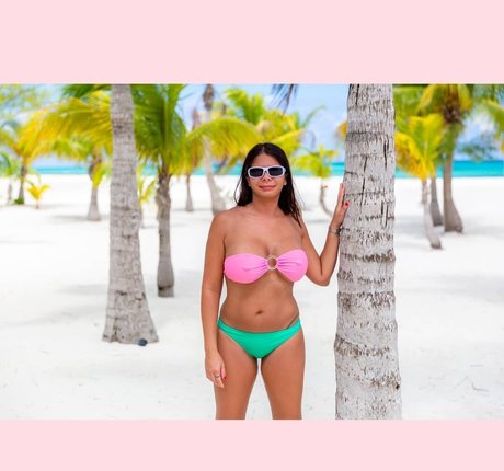 Eimeo model naked pic