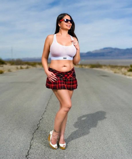 Eimeo adult model pic