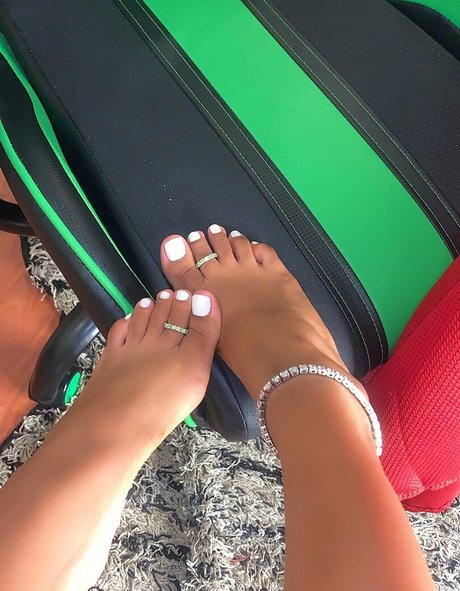 burlz model exclusive image