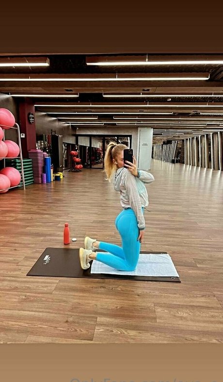 eva e naked model image