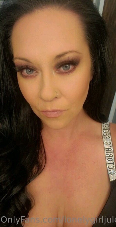 Lonelygirljules nude pornstar pics