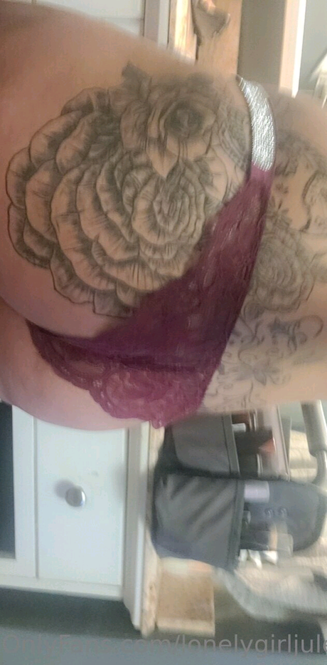 Lonelygirljules erotic pornstar img