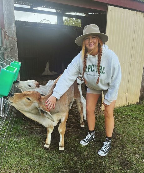 Hayley Aurisch naked actress gallery