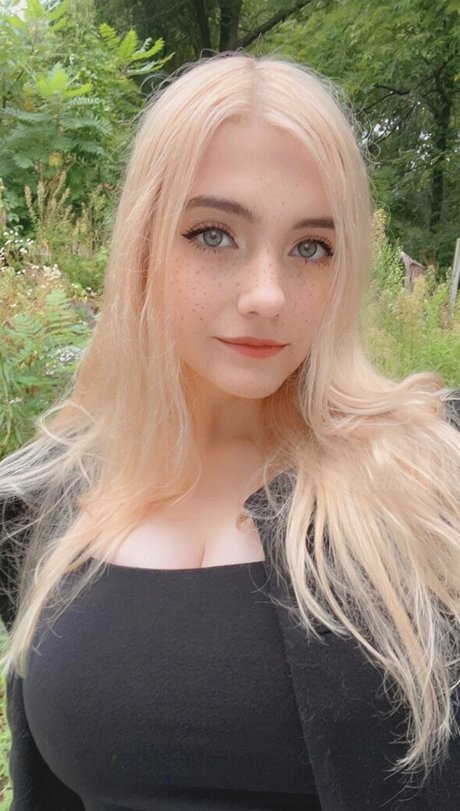 Yakirisu beautiful model image