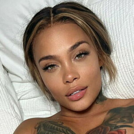 saragoldglitter pornstar hd img