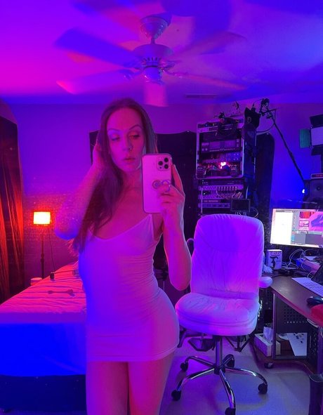 oliviawould perfect model img