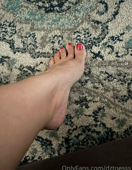 dztoesss nude actress pic