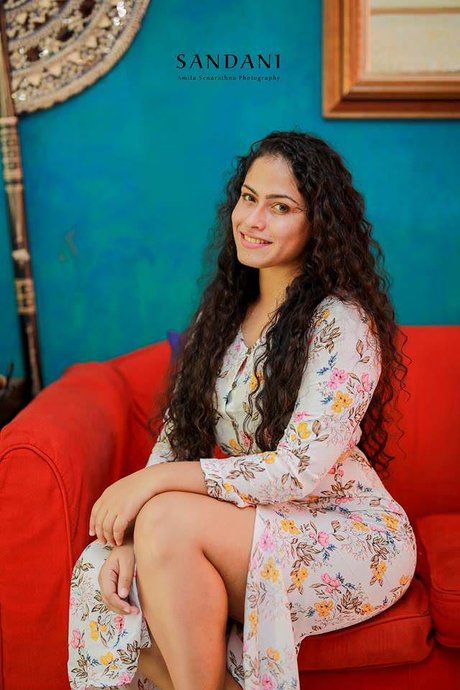 Sandani Fernando star free gallery