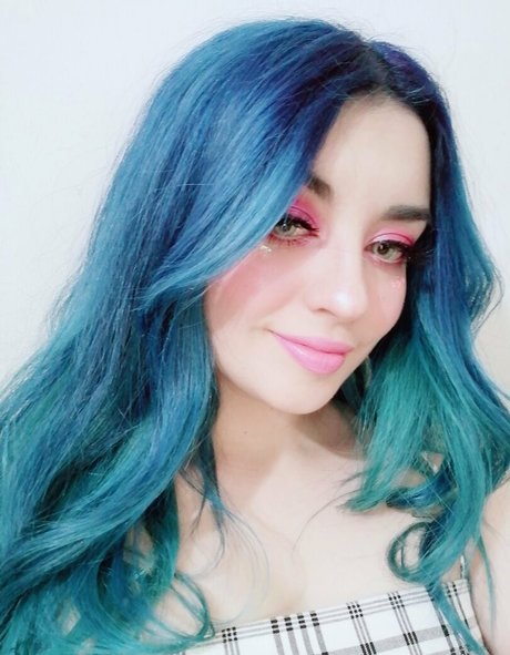 allein grrrl adult model image