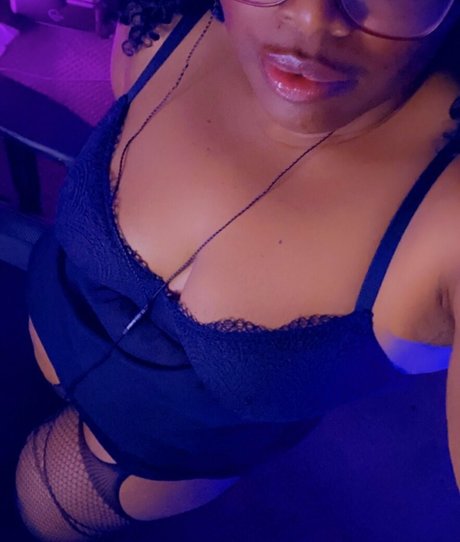 ohlivvynoir hot pornstar image