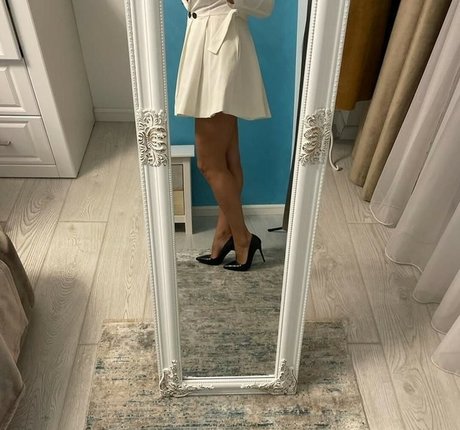 Ella Mom sexy actress image