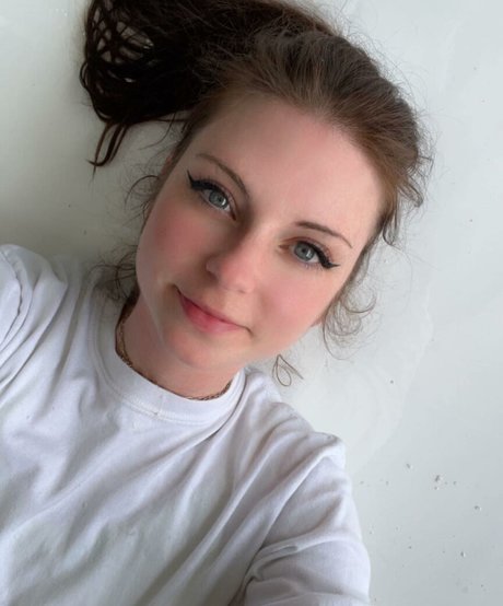 MudslinginTrainwreckVIP model pretty picture