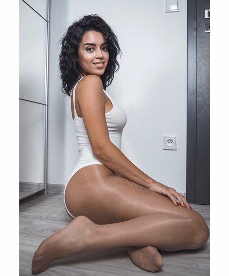 Moniekulh model exclusive photos