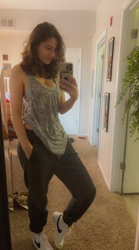 Lilac Love model naked pictures