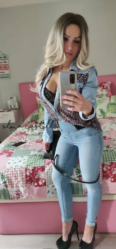 Alma Castillo naked star img