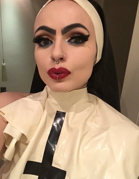 Empress Poison pretty pornstar gallery