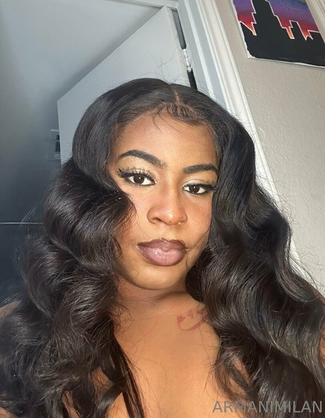 armilann model top pic