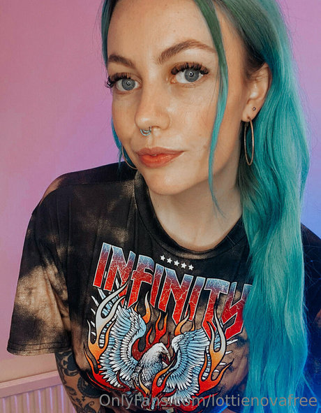 lottienovafree model hot pic