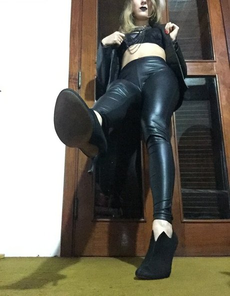 Alaine Crissie model top image