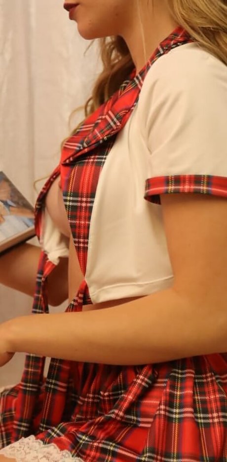 Nikol Lemme beautiful actress image