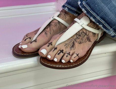 flirtypawsfree porn star image