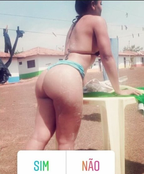 Leyla Britto model art gallery