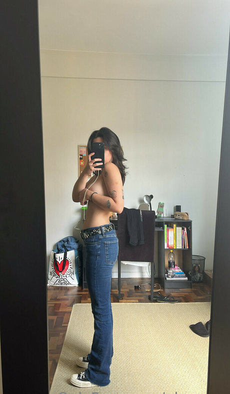 glrmmro hot actress pics