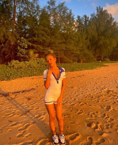 carrievioletxo pornographic model image