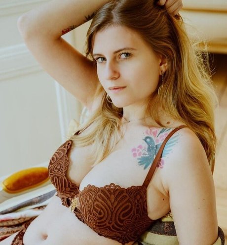 Snowishh model hd photo