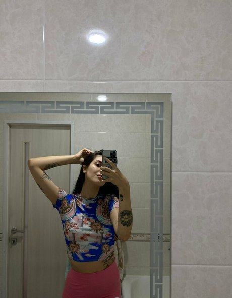 layslet naked model images