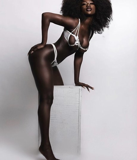 Yanjusofine pornstar naked photo