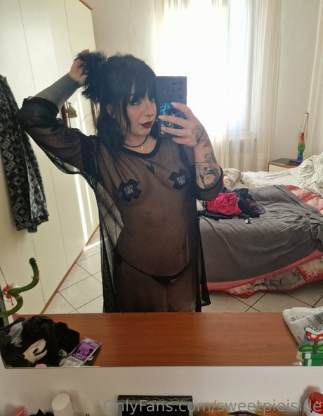 sweetpieiside erotic model photo