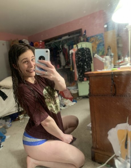 lesbian kissing onlyfans free galleries