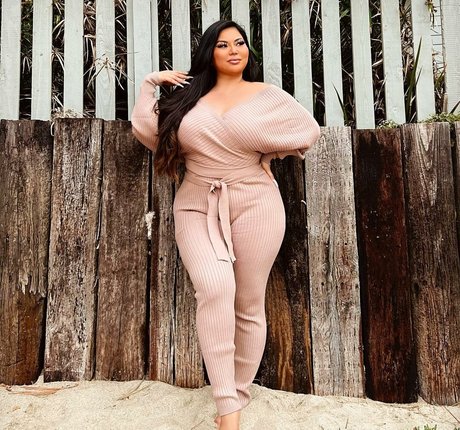 Mizuki Brown nudes model pictures