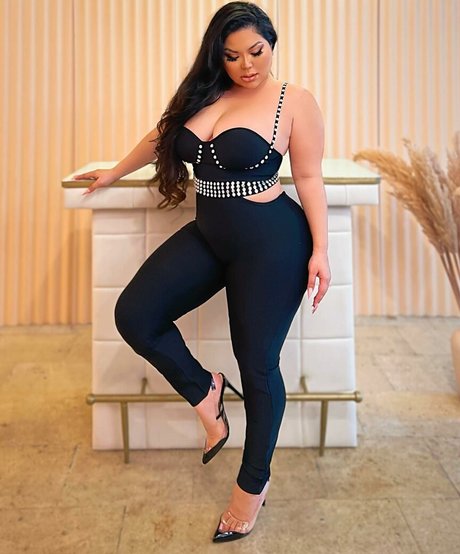 Mizuki Brown pretty model image