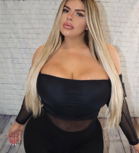 Michelle Mendez model pornographic photo