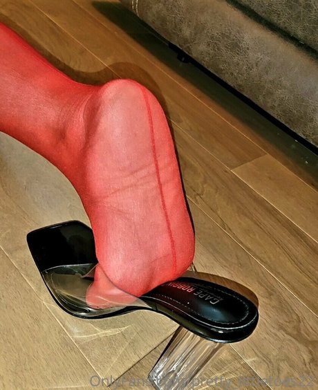 pretty littletoes22 star hot photo