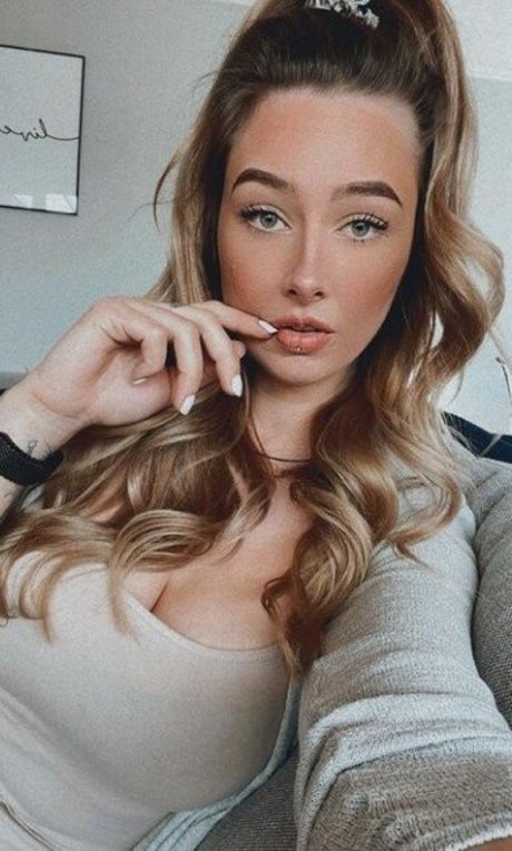 lizzzyfox pornographic actress galleries