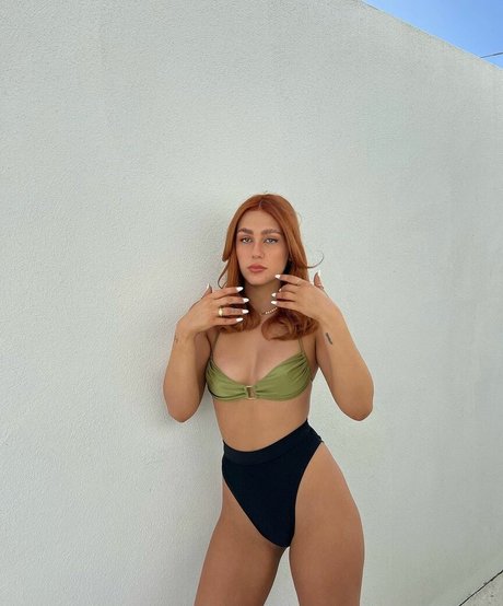 Lara Ledwidge sexy star image